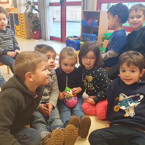 La mascotte de l'école Saint Patern se passe d'élève en élève afin de développer le langage avec les autres