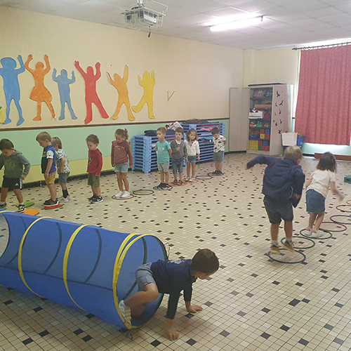 Des activités physiques sont proposées en classe de maternelle à l'école Saint-Patern