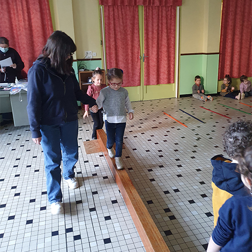 Des jeux d'équilibre pour la motricité à l'école Saint Patern