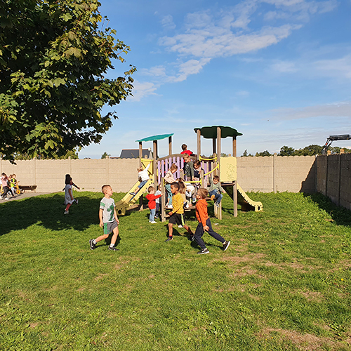 Des moments de jeux collectifs dans la cour des maternelles de l'école Saint-Patern de Louvigné-de-Bais