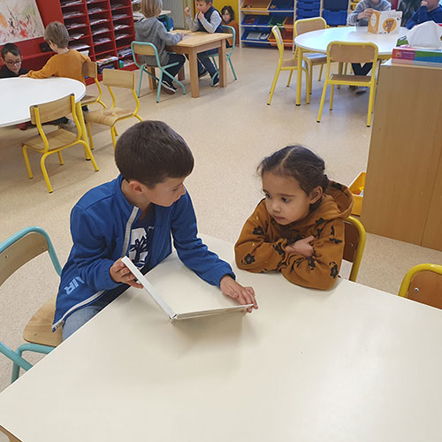 Des activités physiques sont proposées en classe de maternelle à l'école Saint-Patern