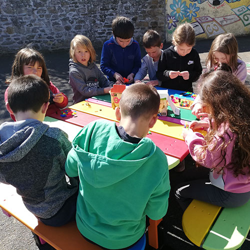 Des jeux d'équilibre pour la motricité à l'école Saint Patern