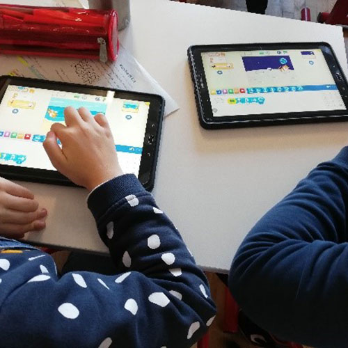 Des moments de jeux collectifs dans la cour des maternelles de l'école Saint-Patern de Louvigné-de-Bais