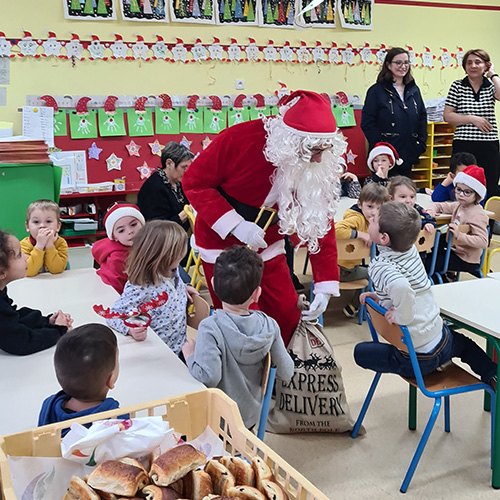 Le Passage du Père Noël en décembre 2023 dans les classes de maternelle